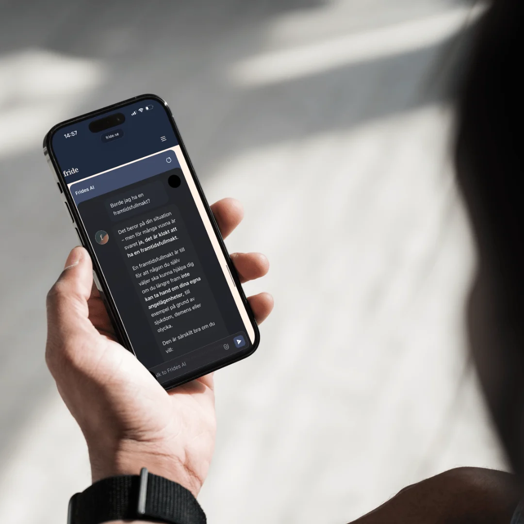 Person som ställer en fråga till Fride AI i mobilen
